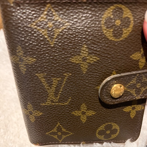 COPY - Authentic pre-love & vintage bag ; This wallet is an 8/10 , - Picture 3 of 4